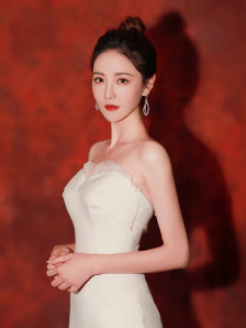 美如桃花的李小姐